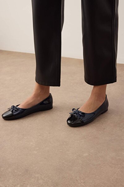 TRENDYOL SHOES Marineblaue Ballerinas mit Schleifendetail und Mandelspitze für Damen TAKSS25BE00000