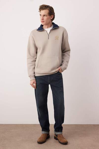Trendyol Collection Γκρι φούτερ με φερμουάρ με ψηλό γιακά και επένδυση από φλις/κατασκευασμένο με κέντημα που κρατά ζεστό TMNAW25SW00081