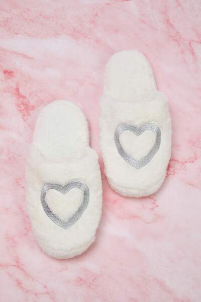TRENDYOL SHOES Ecru Heart Detailed Plush Women's House Slippers
Takeaw26Er00009