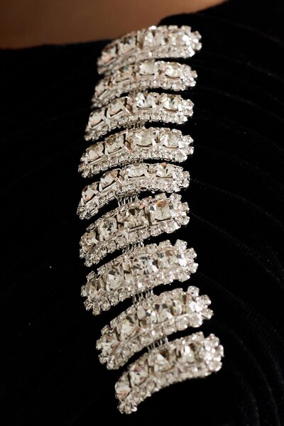 Setre Rochie neagră cu detaliu de piatră pe umăr, mini-lungime, cu formă completă