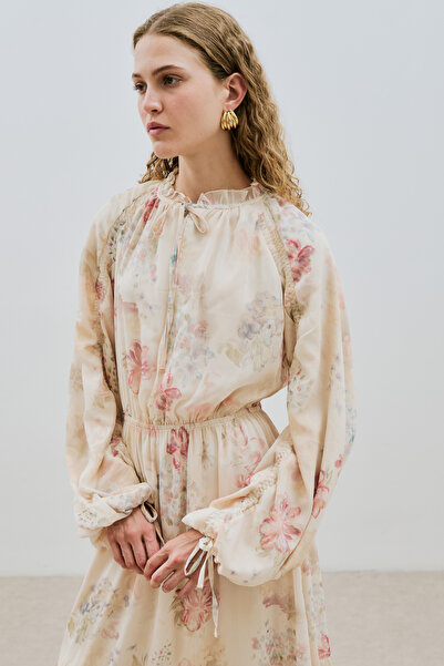 Manuka ΜΑΚΡΥ ΦΟΡΕΜΑ ΣΤΡΑΠΕΡΟΥ ΣΤΥΛ ΡΟΖΕΣ ΜΕ ΠΕΤΑΛΟΥΣ ΠΕΤΑΛΟΥΣ