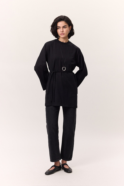 Manuka NAGYMÉRETŰ FEKETE PÓLÓ KÖTÉSES RÉSZLETEK KÖZELÉBEN