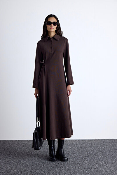 Manuka Sukienka dzianinowa Premium Brown z dekoltem