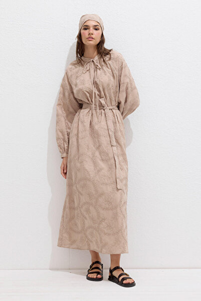 Manuka Béžové šaty s lemovanou výšivkou