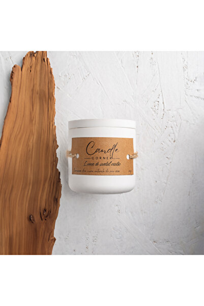 Candle Corner Lumânare lucrată manual din ceară de soia 100% naturală, aromă de lemn de santal, recipient ceramic alb, 150 g