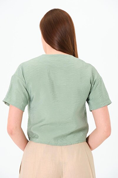 Sortie Collection Cămașă pentru femei decolteu petrecut în V , cu buzunare brodate cu trandafiri, nasturi ornamentali, mâneci scurte, lungime scurtă, țesută verde Cağla