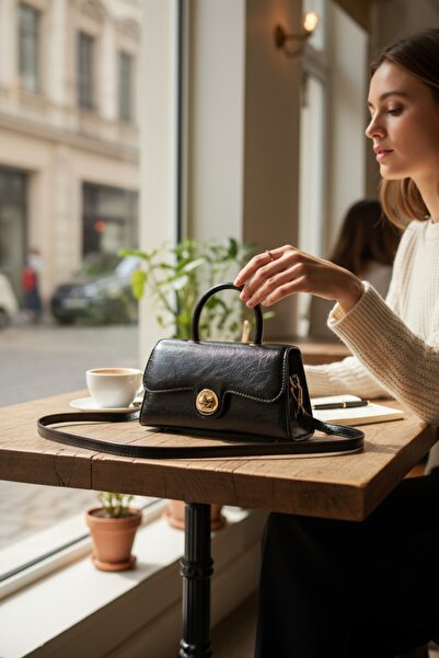 Classbag Gold Düğmeli Kapak Detaylı Siyah Kadın El ve Omuz Çantası