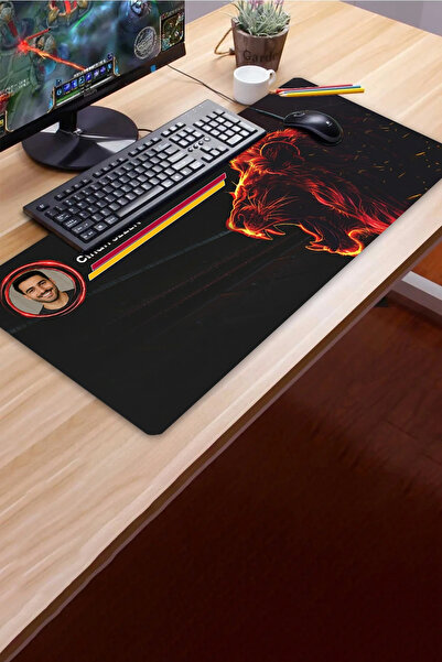 SonicTouch Kişiye isme Özel Aslan Figürlü Sarı Kırmızı Fotoğraflı XXL Dikişsiz Gamer Klavye Mousepad 40x90cm