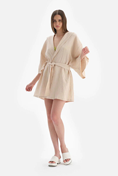 Dagi Șapcă de muselină bej. Kimono scurt