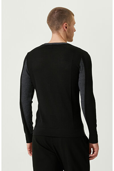 Network Nakışlı Siyah Triko Kazak