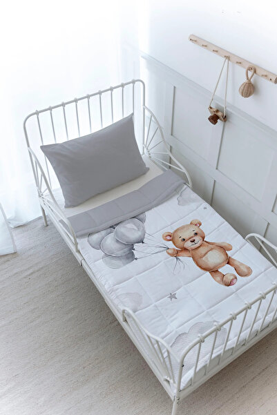 Tuğba Kuğu Montessori Yorgan Seti (95X195 CM) - Iconic Serisi - Balon Tutan Ayı