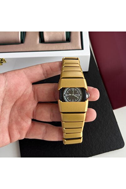 catera An elegant watch with a unique design that combines luxury and boldness.