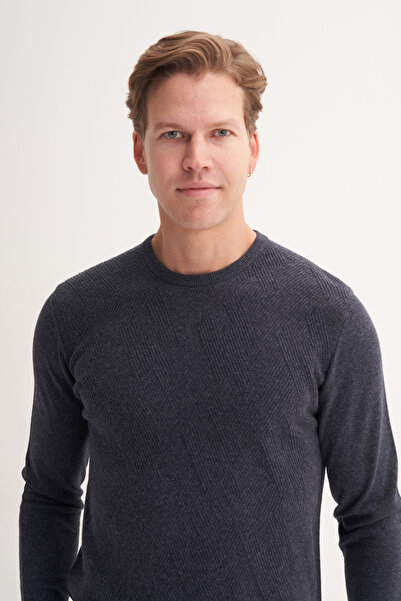 Cazador Слим фит пуловер с мека материя и обло деколте