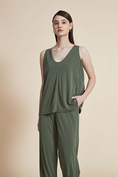 Yola Solid V-Neck Top