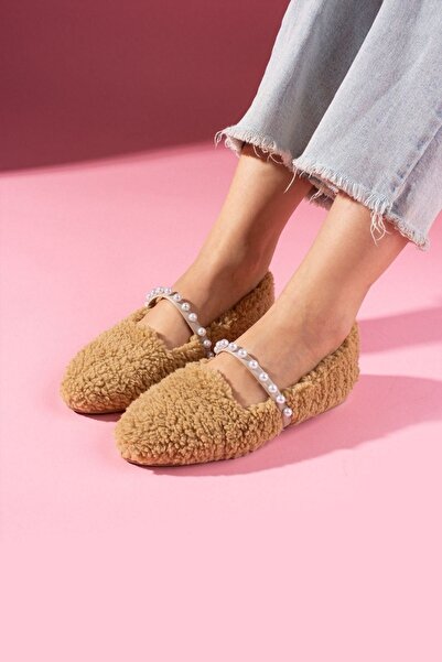 FUGA MODA حذاء منزلي من أفيريس تابا بحزام لؤلؤي ذو ملمس مميز