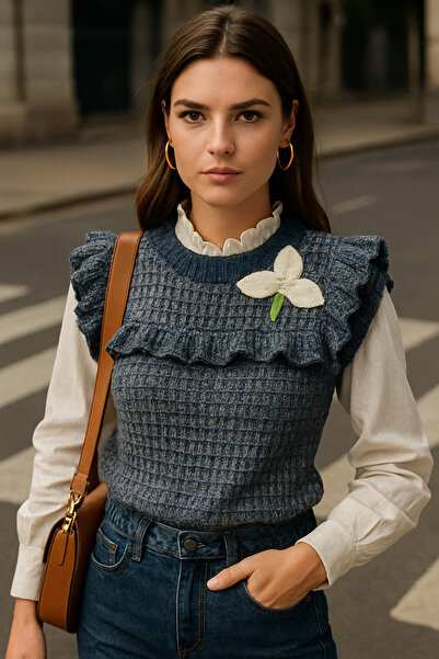 GZ Design Beyaz Yonca Işlemeli Mavi Kolsuz Triko Süveter