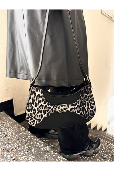 ÇAĞLA BAG STORE Leopar Desenli Kemer Detaylı Deri Baget Çanta