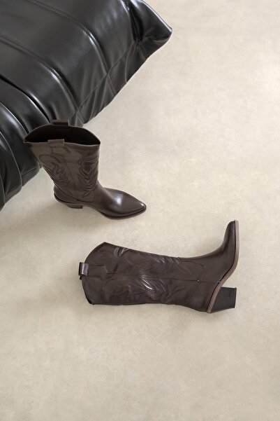 STRASWANS Ruby Γυναικείες μπότες με κέντημα με λεπτομέρειες από δερμάτινο ρυτιδωμένο καφέ