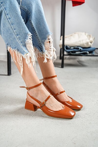 DİVOLYA Ежедневни обувки Tinya от лачена кожа с тъп връх и ток в кафяво