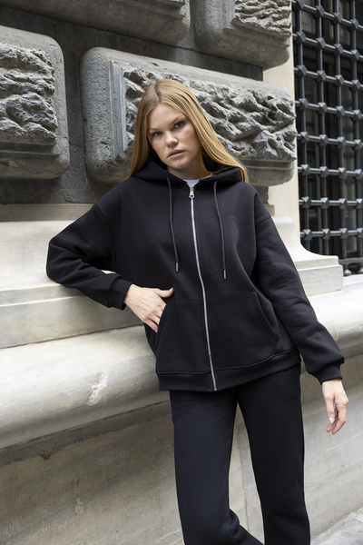 GİYSA سترة نسائية بقلنسوة وسحاب ونقشة مخططة 3ip باللون الأسود - 9015 - 264401