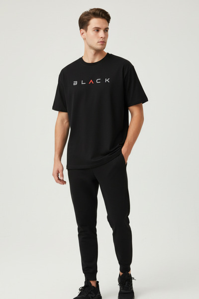 UNCİA OUTDOORS تي شيرت أساسي ذو رقبة دائرية للجنسين مطبوع عليه نص أسود حديث