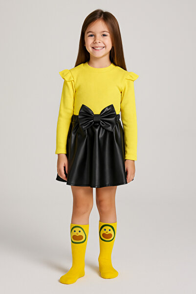 özge başaran Set fustă din piele, Badi galben și șosete la genunchi