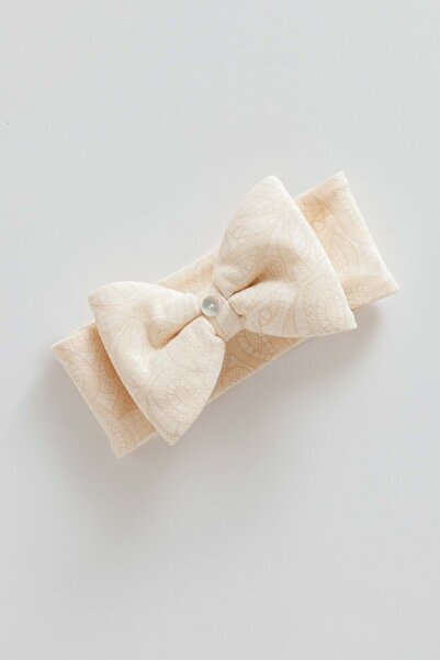 Caramell رباط شعر صغير مزين بأزرار من الدانتيل باللون البيج