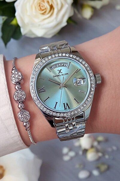 Daniel Klein سوار اليوبيل 33 ملم - ساعة يد نسائية معدنية خضراء فاتحة وسوار مرصع بالأحجار
