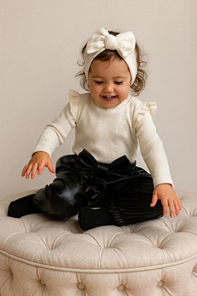 özge başaran Kız Çocuk, Siyah Deri Fiyonk Detaylı Pantolon, Krem Omuzu Fırfırlı Badi Ve Saç Bandı Takımı.