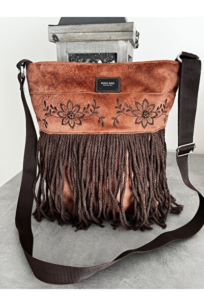 GÜLHOBİTASARIM Geantă crossbody din țesătură nubuc maro, brodată și cu ciucuri