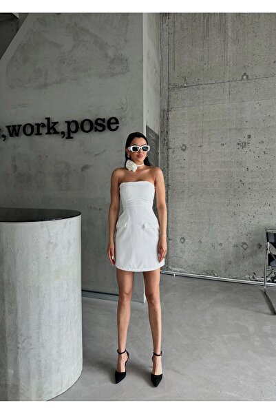 Laluvia Biała sukienka mini bez ramiączek z przednią kieszenią i szczegółami