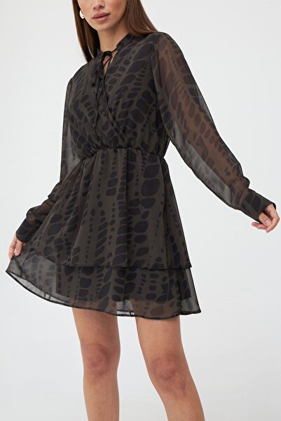 Laluvia Antracitové vzorované šifonové šaty s límcem