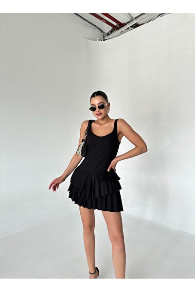 Laluvia Černé krátké šaty na ramínka s asymetrickým střihem