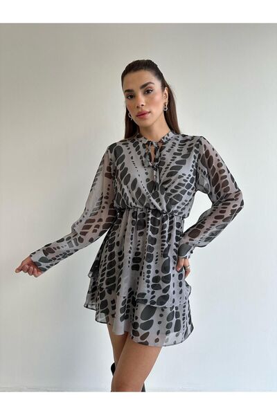 Laluvia Antracitové vzorované šifonové šaty s límcem