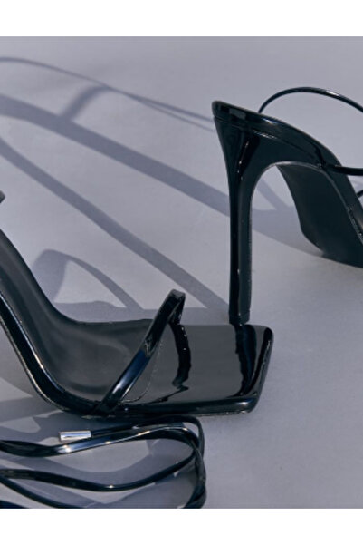 Pretty Little Thing PRETTYLITTLETHING sandals, black