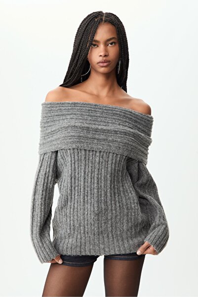 Stradivarius Asimetrik açık omuzlu triko kazak