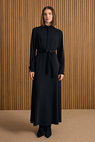 Aker Hakim Yaka Dökümlü Elbise