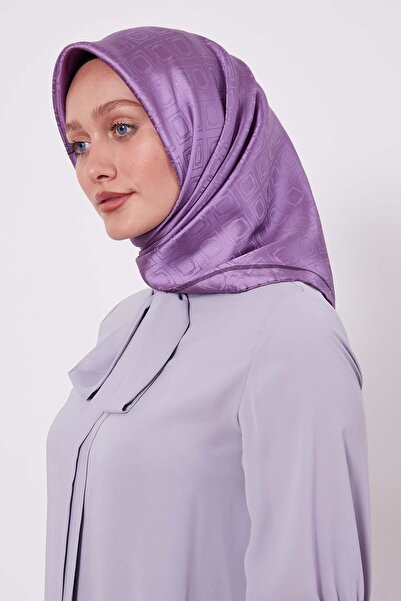 Levidor وشاح حريري بنمط مونوغرام على شكل حرف L باللون الأرجواني