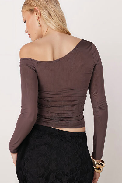 armonika Γυναικεία καφέ ασύμμετρη μπλούζα με μακρυμάνικο γιακά ARM-26K042007