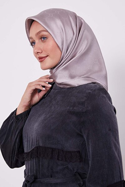 Levidor وشاح حريري بنمط مونوغرام من K.Lila