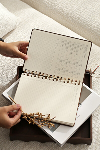 Matt Notebook مفكرة A5 لعام 2026 من الكتان بحلقات حلزونية 15×21 سم - 12 شهرًا باللون البني