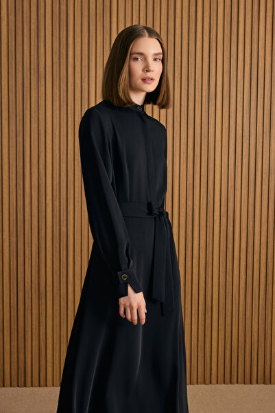 Aker Hakim Yaka Dökümlü Elbise