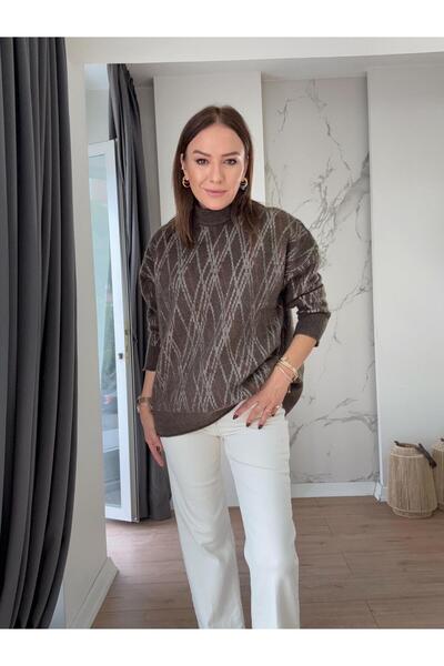 X-Young سترة بياقة عالية ونقش متقاطع باللون البني