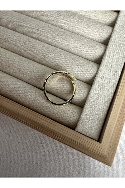 ringbox Gold Triangle Patterned Saran Ring