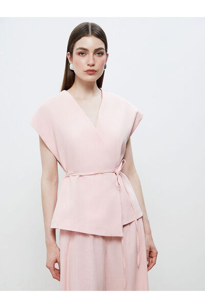 LC Waikiki بلوزة فيزيون نيو سيزون ذات ياقة مزدوجة وتصميم كتان