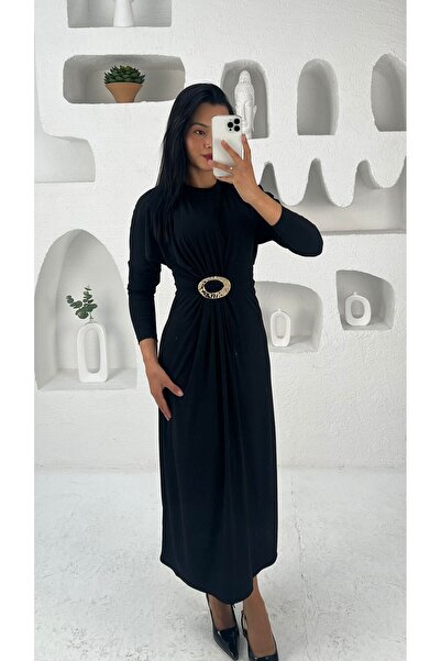 Nida Boutique فستان من قماش سيندي بياقة دائرية وأكمام خفاشية مع تفاصيل مشبك ذهبي