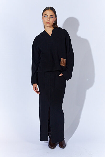 Manche με κουκούλα Δερμάτινο φούτερ με λεπτομέρεια με λογότυπο - Μακρύ κοστούμι με φούστα άνοιγμα στο μπροστινό μέρος - Μαύρο |   MKW185500-01