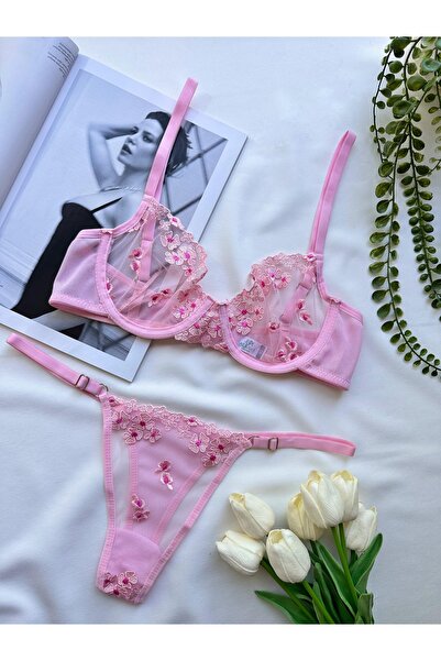 BLUE AVCI LINGERIE طقم حمالة صدر من MEAN GIRL LINGERIE مزخرف بالزهور وناعم با...