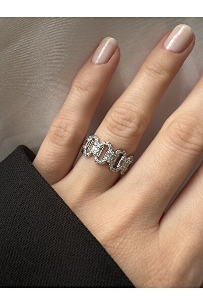 Petra Jeweils خاتم ذهبي مرصع بالأحجار مع تفاصيل سلسلة (قابل للتعديل)