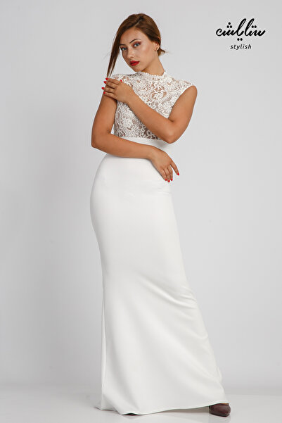 Stylish Off-white maxi dress with a sophisticated lace top for a sophisticated and feminine look